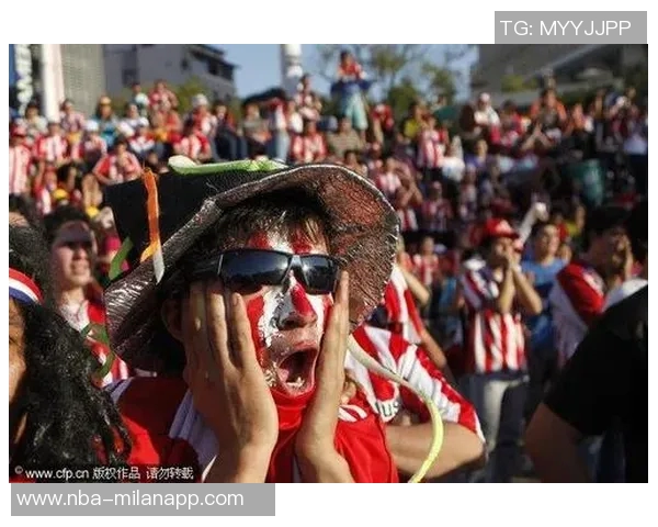 女友现场观战克莱表现失常末节未上场仅得8分失误2次令人失望